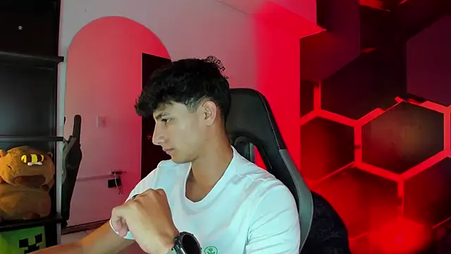 MaxiimoRomano  online show from June 2026 07:11:02 PM