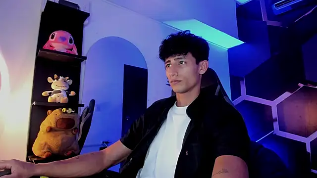MaxiimoRomano  online show from July 2026 07:10:01 PM