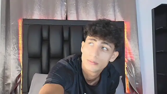 Snapshot of MaxiimoRomano_ chatting on June 2026 04:40:01 PM MaxiimoRomano online show from June 2026 04:40:01 PM