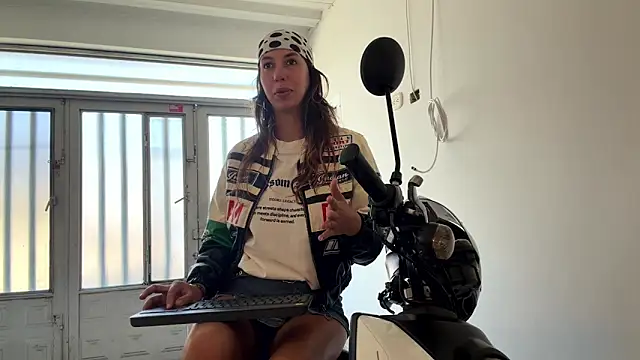 Julieta Jol online show from June 2026 01:44:02 PM