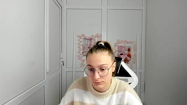 Snapshot of Mia_kristal chatting on May 2026 07:47:02 AM Mia kristal online show from May 2026 07:47:02 AM
