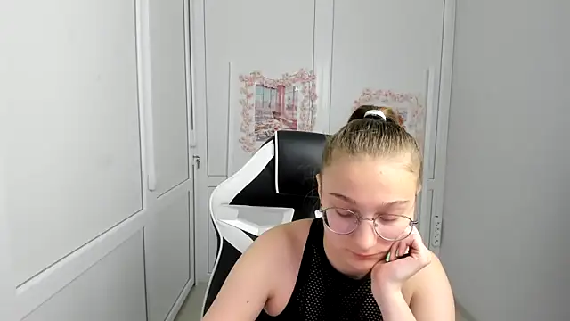 Snapshot of Mia_kristal chatting on June 2026 07:35:02 AM Mia kristal online show from June 2026 07:35:02 AM