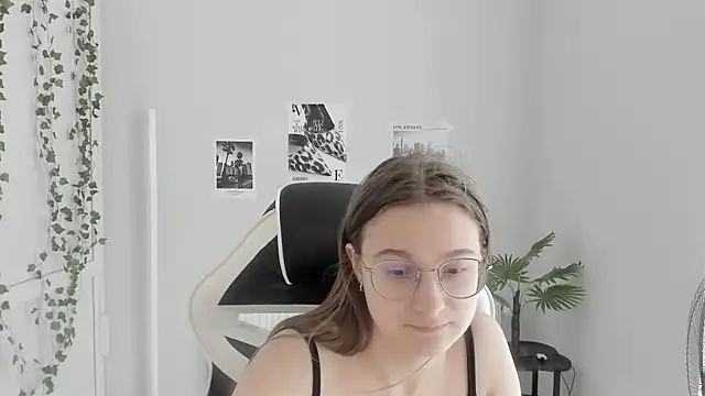 Snapshot of Mia_kristal chatting on June 2026 08:42:01 AM Mia kristal online show from June 2026 08:42:01 AM