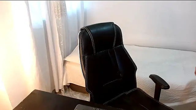 Maia-Sky online show from April 2026 10:33:02 PM