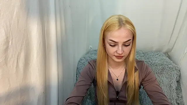 EvaKapnist online show from April 2026 08:24:02 PM