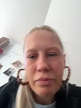LeniMaria online show from April 2026 04:02:01 PM