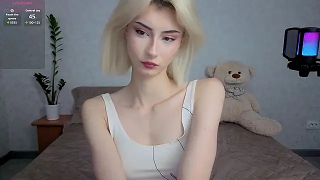 Snapshot of kittysocutie chatting on June 2026 02:53:01 AM kittysocutie online show from June 2026 02:53:01 AM