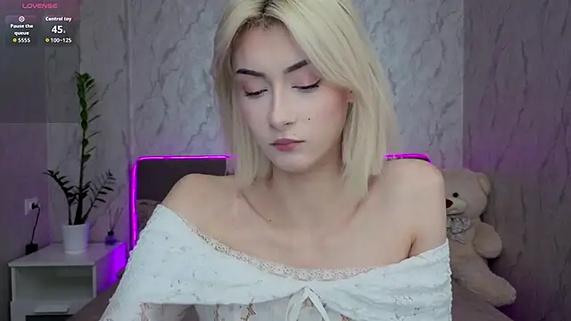 kittysocutie online show from May 2026 12:12:01 AM