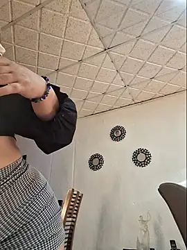 laurabassii online show from April 2026 10:13:01 PM