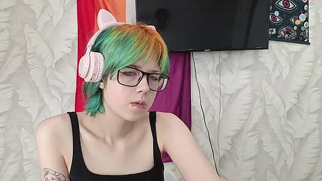 Snapshot of LittleKittenStar chatting on June 2026 12:43:01 PM LittleKittenStar online show from June 2026 12:43:01 PM