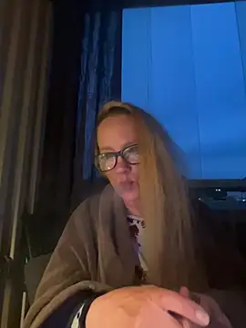 LizzieZ1975 online show from July 2026 12:33:01 AM
