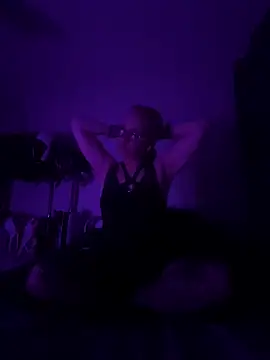 LizzieZ1975 online show from June 2026 01:03:02 AM