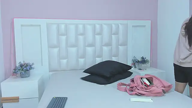 Snapshot of KylieLumi chatting on April 2026 12:01:01 PM KylieLumi online show from April 2026 12:01:01 PM