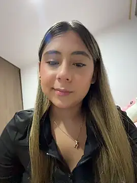 Snapshot of MelodyRey__ chatting on May 2026 02:20:01 AM MelodyRey online show from May 2026 02:20:01 AM