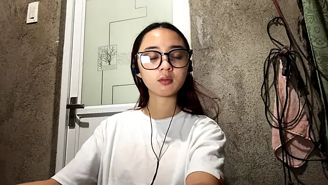 LenoraLacassagne online show from April 2026 03:03:01 PM