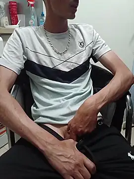 Snapshot of Skinboy06 chatting on June 2026 04:46:01 PM Skinboy06 online show from June 2026 04:46:01 PM