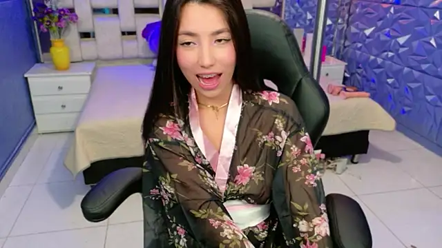 MiaLovelyn online show from March 2026 02:18:01 PM