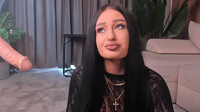 Snapshot of EmeraldKat chatting on April 2026 02:19:01 PM EmeraldKat online show from April 2026 02:19:01 PM