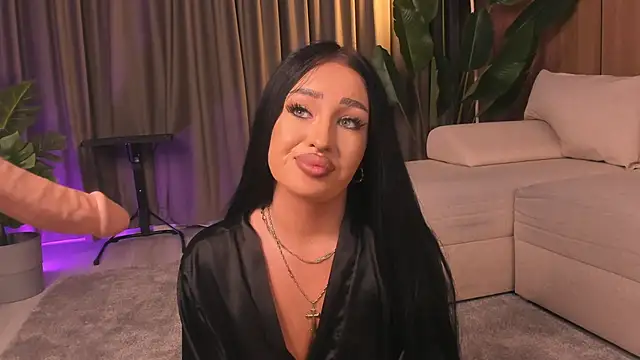 Snapshot of EmeraldKat chatting on April 2026 08:09:02 PM EmeraldKat online show from April 2026 08:09:02 PM