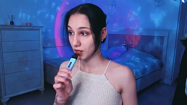 MilaVey online show from April 2026 07:18:01 PM