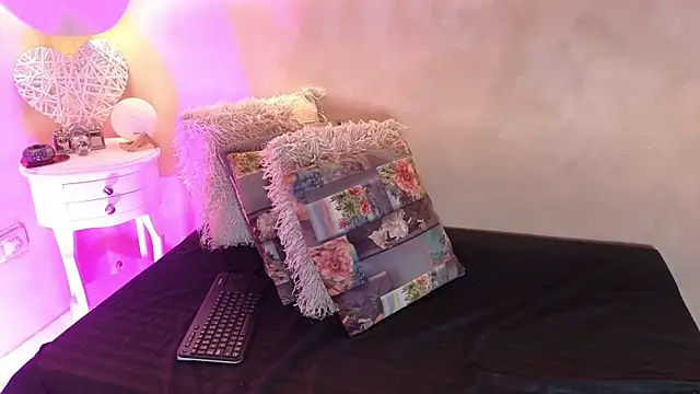 BellaRouxxx online show from April 2026 12:18:02 PM