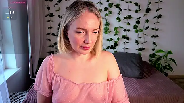 MonikFoxi online show from May 2026 04:27:02 AM