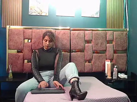 Snapshot of HELLEN_MARK chatting on April 2026 11:28:02 AM HELLEN MARK online show from April 2026 11:28:02 AM