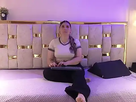 Snapshot of HELLEN_MARK chatting on March 2026 11:42:01 AM HELLEN MARK online show from March 2026 11:42:01 AM