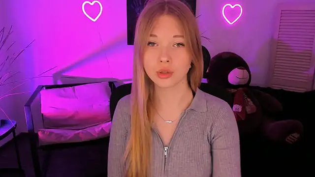 LunasFrost online show from April 2026 04:52:01 PM