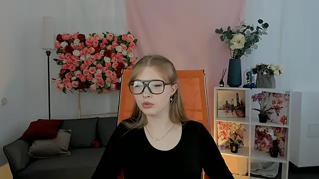 LunasFrost online show from March 2026 11:00:02 AM