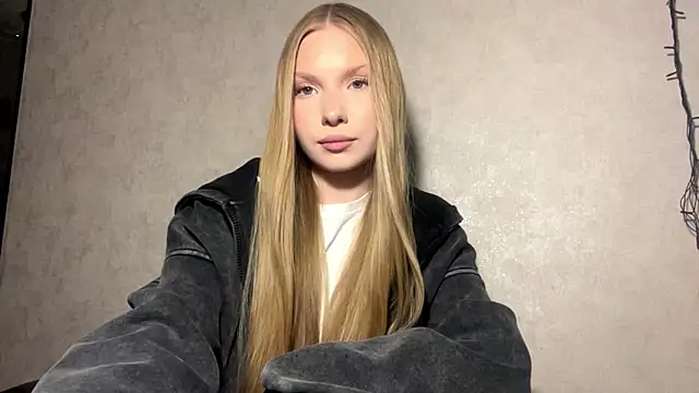Snapshot of CarolineNine chatting on April 2026 04:22:02 PM CarolineNine online show from April 2026 04:22:02 PM