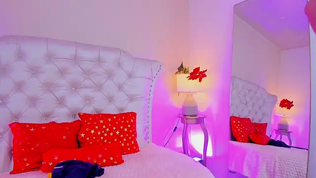 Snapshot of JuliannaGarcia chatting on April 2026 12:18:02 PM JuliannaGarcia online show from April 2026 12:18:02 PM