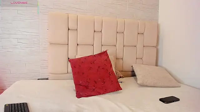 laurakane  online show from April 2026 11:49:02 AM