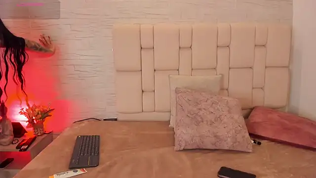 laurakane  online show from April 2026 11:47:02 AM