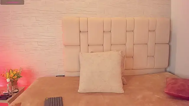 laurakane  online show from April 2026 11:48:02 AM