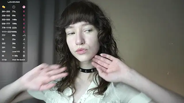 Snapshot of DellaLeck chatting on April 2026 07:32:01 PM DellaLeck online show from April 2026 07:32:01 PM