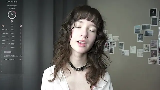 Snapshot of DellaLeck chatting on April 2026 08:24:02 PM DellaLeck online show from April 2026 08:24:02 PM