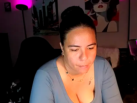 Snapshot of HannaJonns chatting on May 2026 04:42:01 AM HannaJonns online show from May 2026 04:42:01 AM