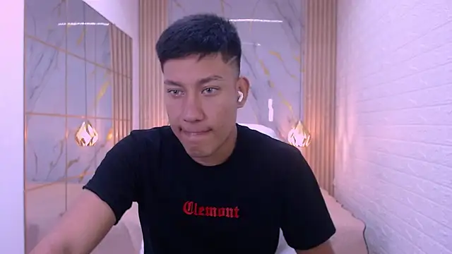 Snapshot of DominantBoy4 chatting on March 2026 01:04:01 PM DominantBoy4 online show from March 2026 01:04:01 PM