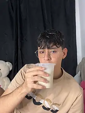 Snapshot of Tom_Parker_ chatting on June 2026 10:14:02 PM Tom Parker online show from June 2026 10:14:02 PM