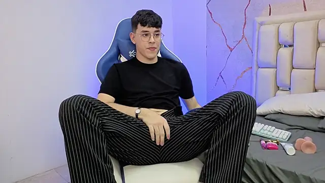 Snapshot of Tom_Parker_ chatting on April 2026 10:02:02 PM Tom Parker online show from April 2026 10:02:02 PM