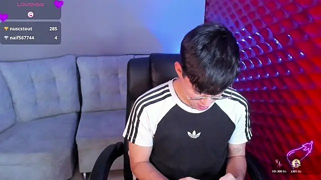 Snapshot of Tom_Parker_ chatting on June 2026 03:41:02 AM Tom Parker online show from June 2026 03:41:02 AM