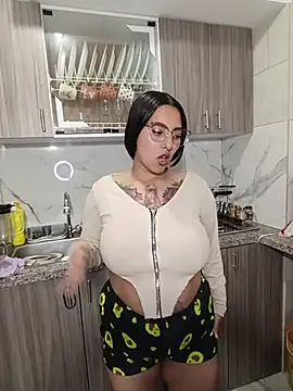 Snapshot of BombomAndAxel chatting on April 2026 02:35:01 AM BombomAndAxel online show from April 2026 02:35:01 AM