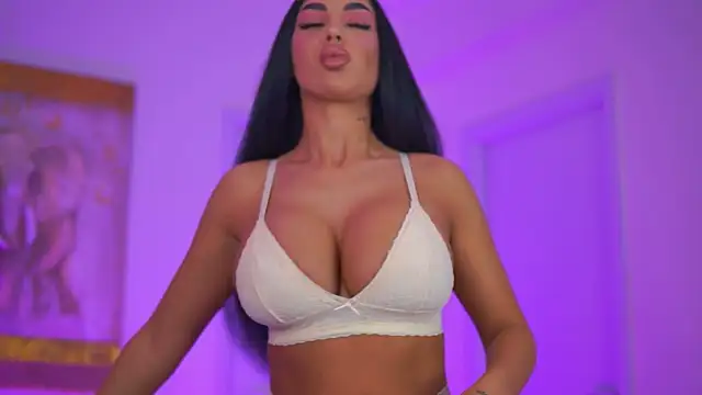 LatinaMorene online show from April 2026 06:27:01 PM