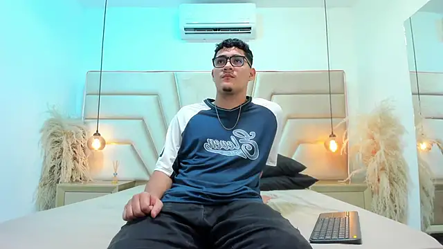 DylanLuxe online show from March 2026 06:35:01 AM