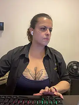 Snapshot of MiaHotboobs chatting on July 2026 04:13:02 AM MiaHotboobs online show from July 2026 04:13:02 AM