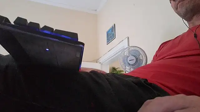 Sueliton2 online show from March 2026 07:49:01 PM