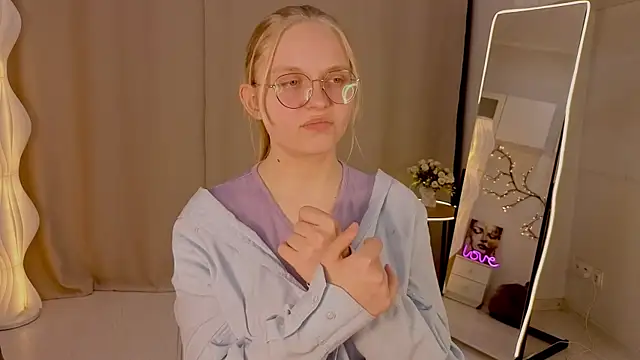 Snapshot of AlicaCohill chatting on April 2026 07:58:02 PM AlicaCohill online show from April 2026 07:58:02 PM