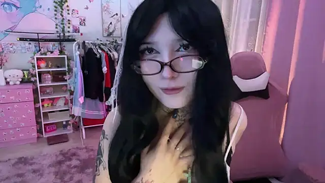 ToxiraLuneX online show from April 2026 04:53:02 PM