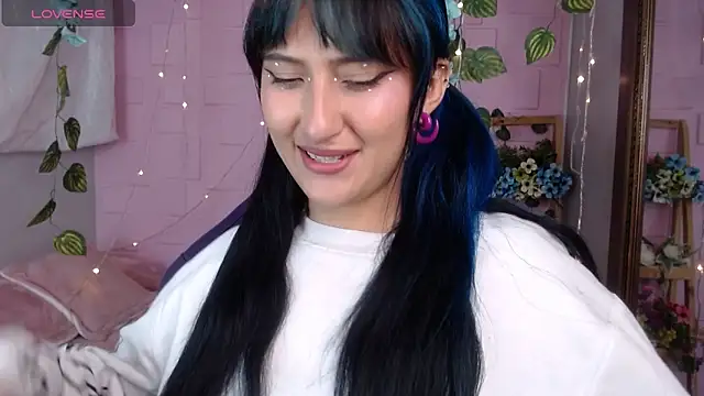 Snapshot of eyes_moonn chatting on April 2026 12:09:01 PM eyes moonn online show from April 2026 12:09:01 PM
